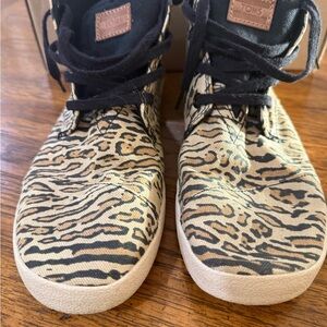 TOMS HIGH TOP ANIMAL PRINT TENNIS SHOES - 8.5